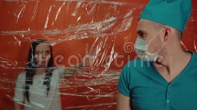 年轻女子伸手去看医生，被迫与冠状病毒隔离。 戴着医疗面具的人隔离了他的病人